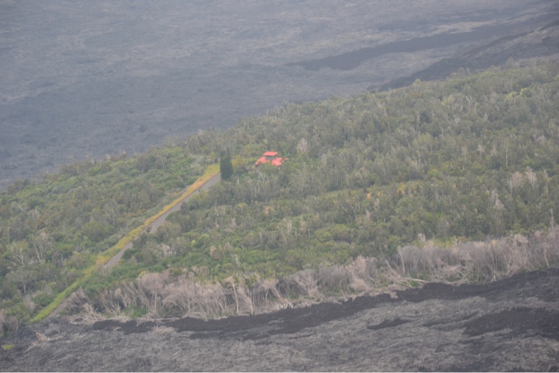 Mit im Lavafeld steht noch ein Haus - laut Pilot sogar noch bewohnt 