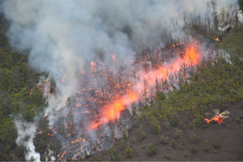 Lava spritzte laut Beobachter (die im orangen Hubschrauber) ca 20 Meter hoch 