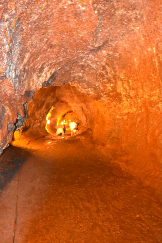 Im Inneren eines Lavatunnels