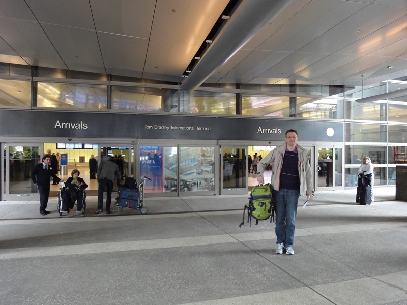 Fredchen (mit neuem Rucksack vor dem Ankunftsterminal in LA – man beachte die Farbe  :-)