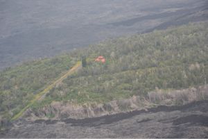 Mit im Lavafeld steht noch ein Haus - laut Pilot sogar noch bewohnt 