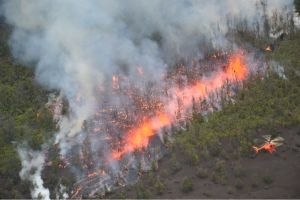 Lava spritzte laut Beobachter (die im orangen Hubschrauber) ca 20 Meter hoch 