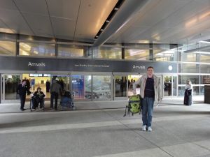 Fredchen (mit neuem Rucksack vor dem Ankunftsterminal in LA – man beachte die Farbe  :-)